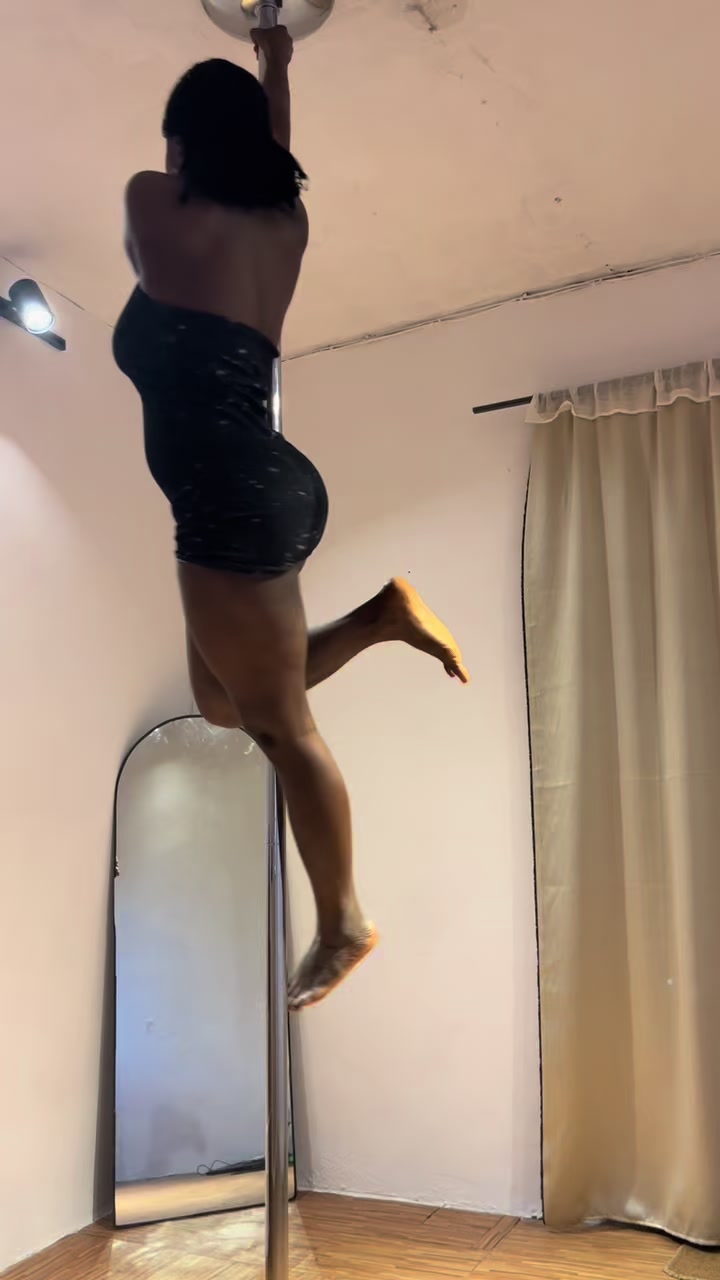 @Briana ~ Pole dancer
