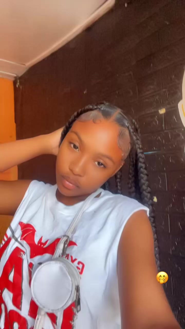 @niaabaee__