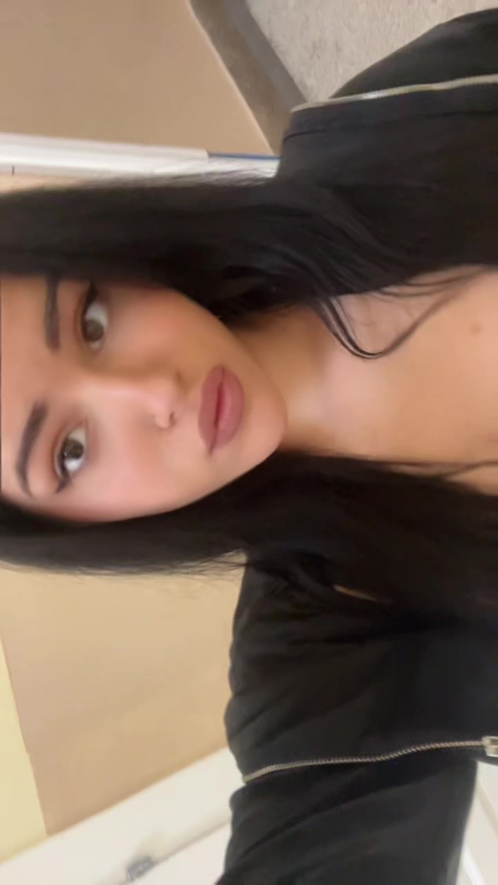 @neeveenica