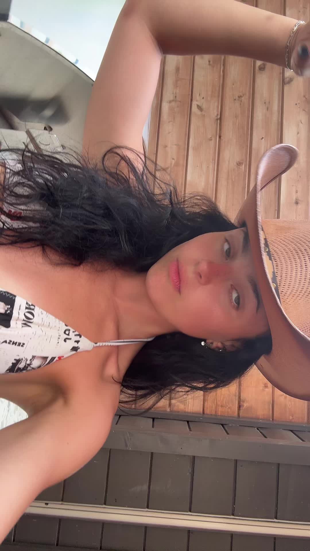 @bella.menser