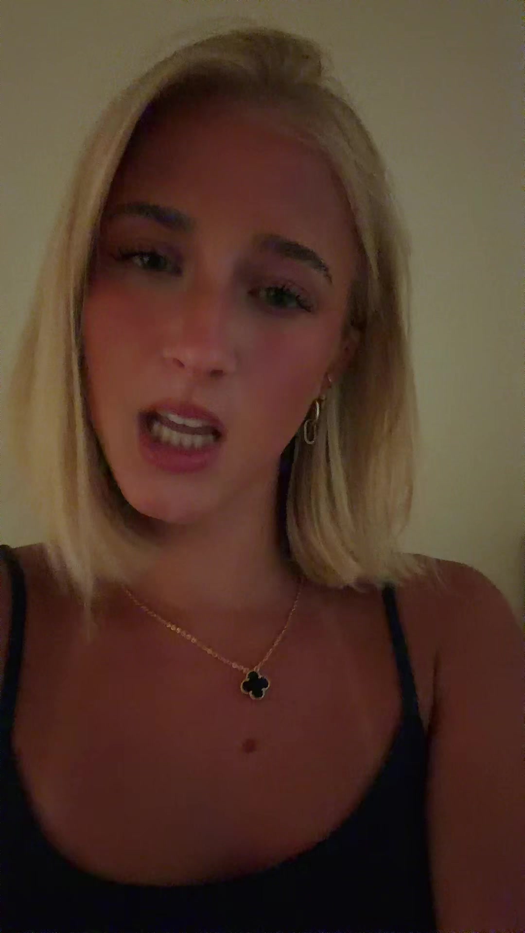 @theelliebarker