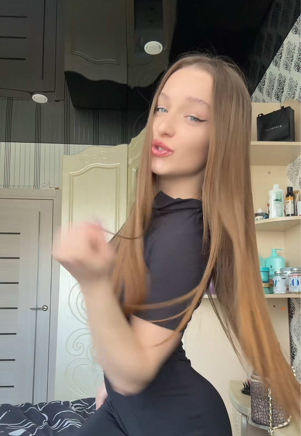 @V.🐍