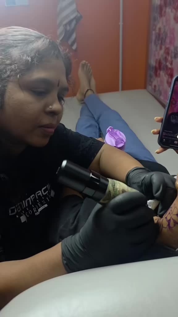 @Female Tattoo Artist