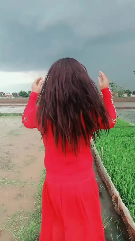@manda si artis nyebur sawah