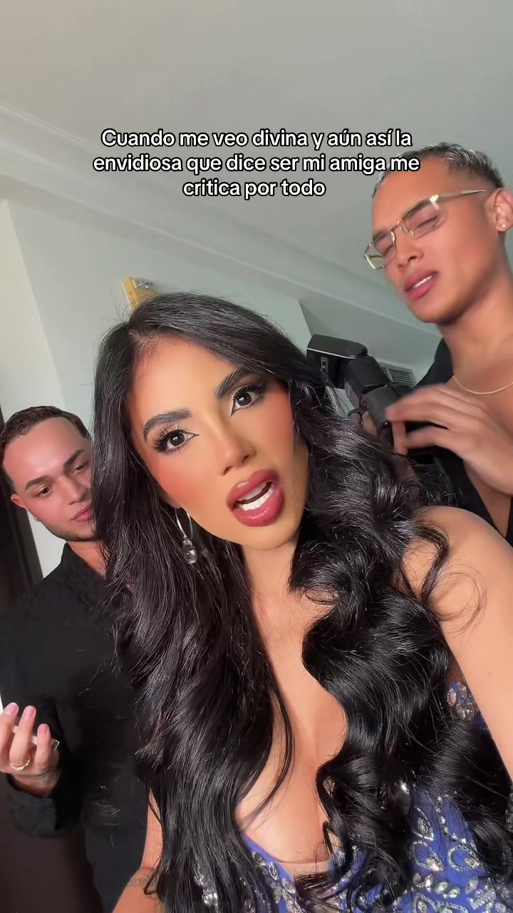 @Karina García