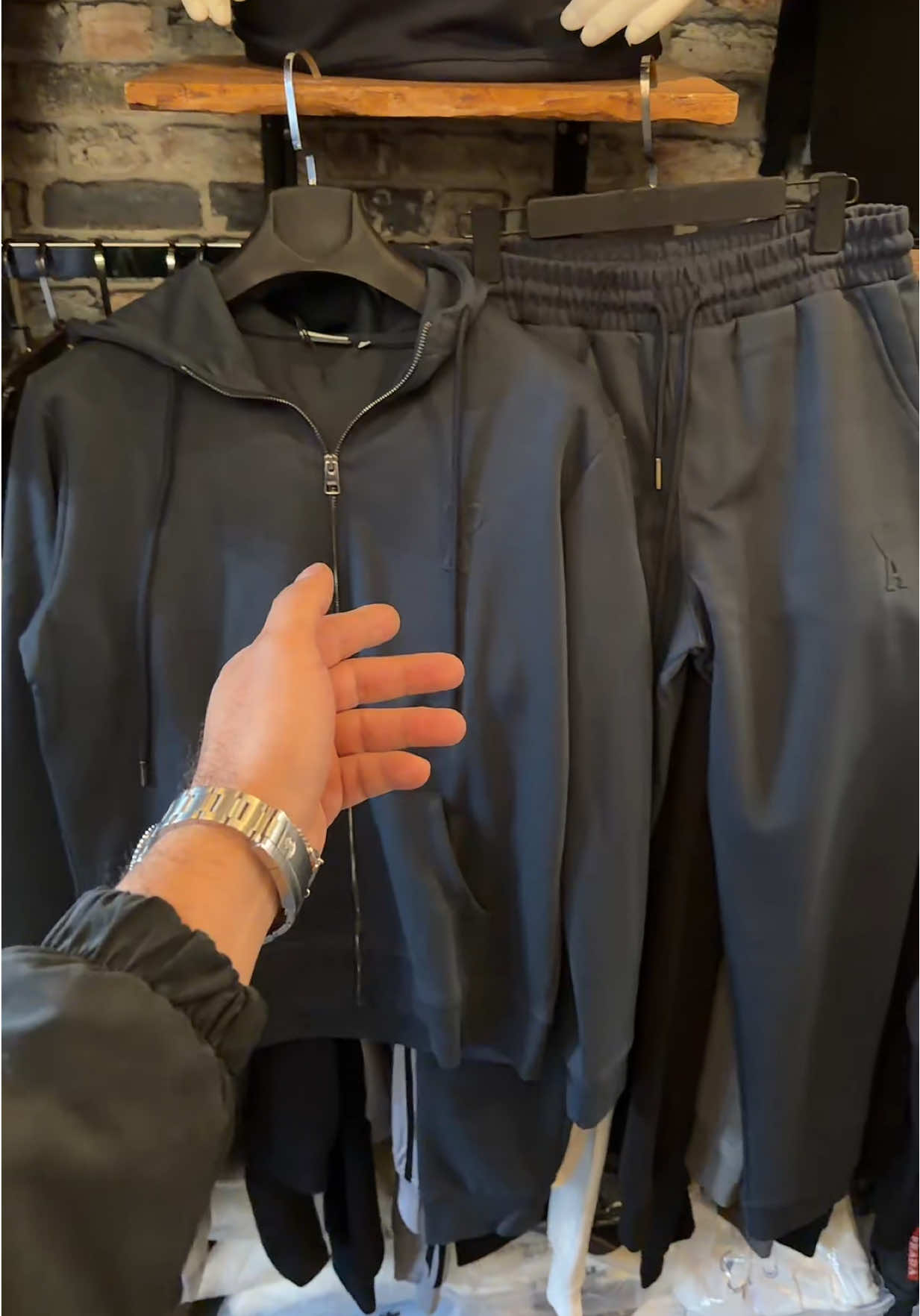 @𝐁𝐥𝐚𝐜𝐤 𝐇𝐚𝐋𝐋