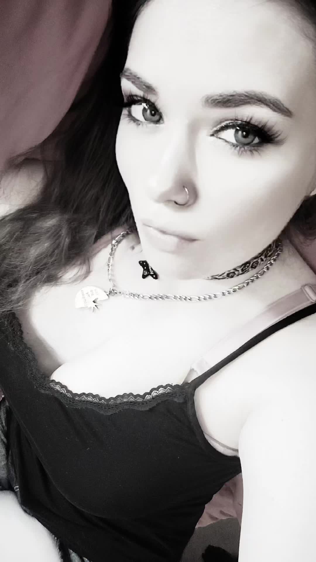 @🖤🩷EmoQueen🩷🖤
