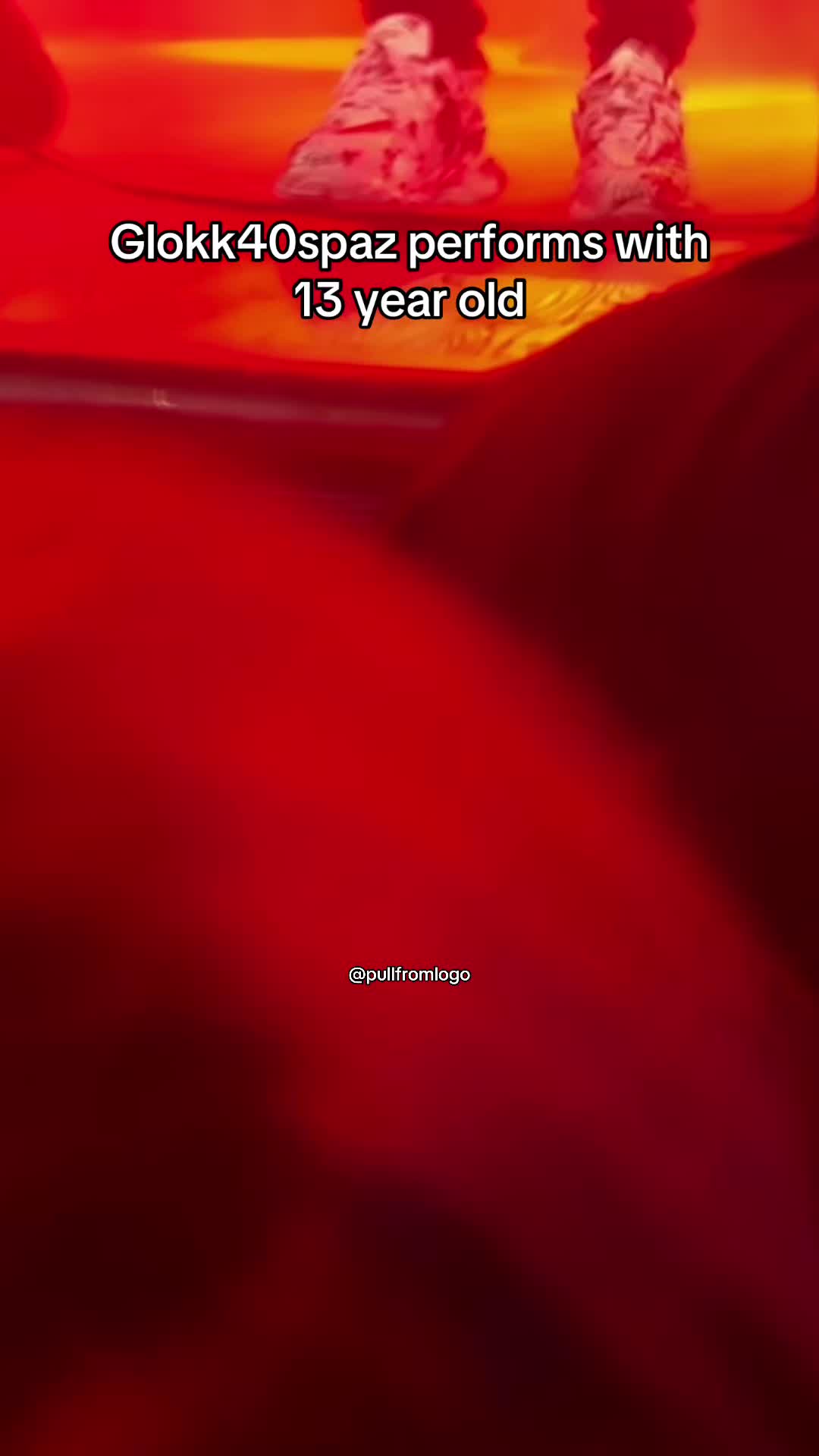 @>:<