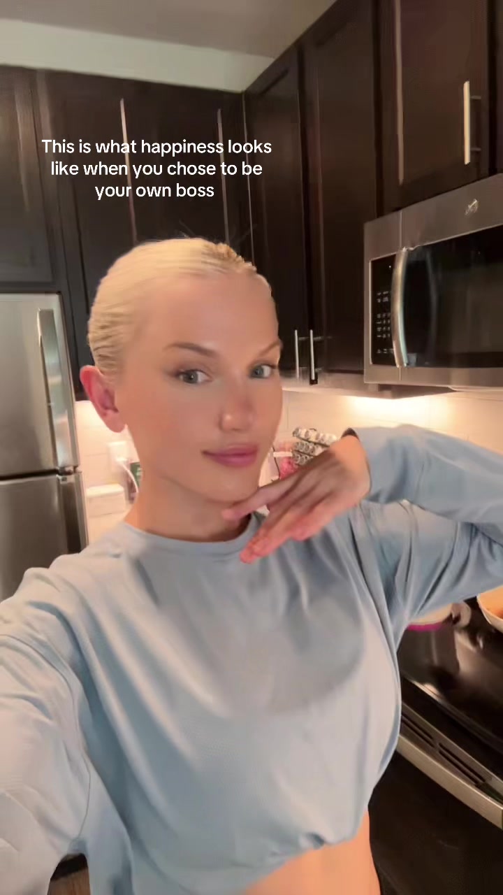 @Blondeeanika