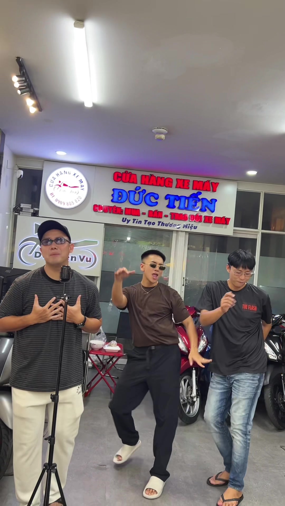 @Huy (em ruột Tiến chiều khách)