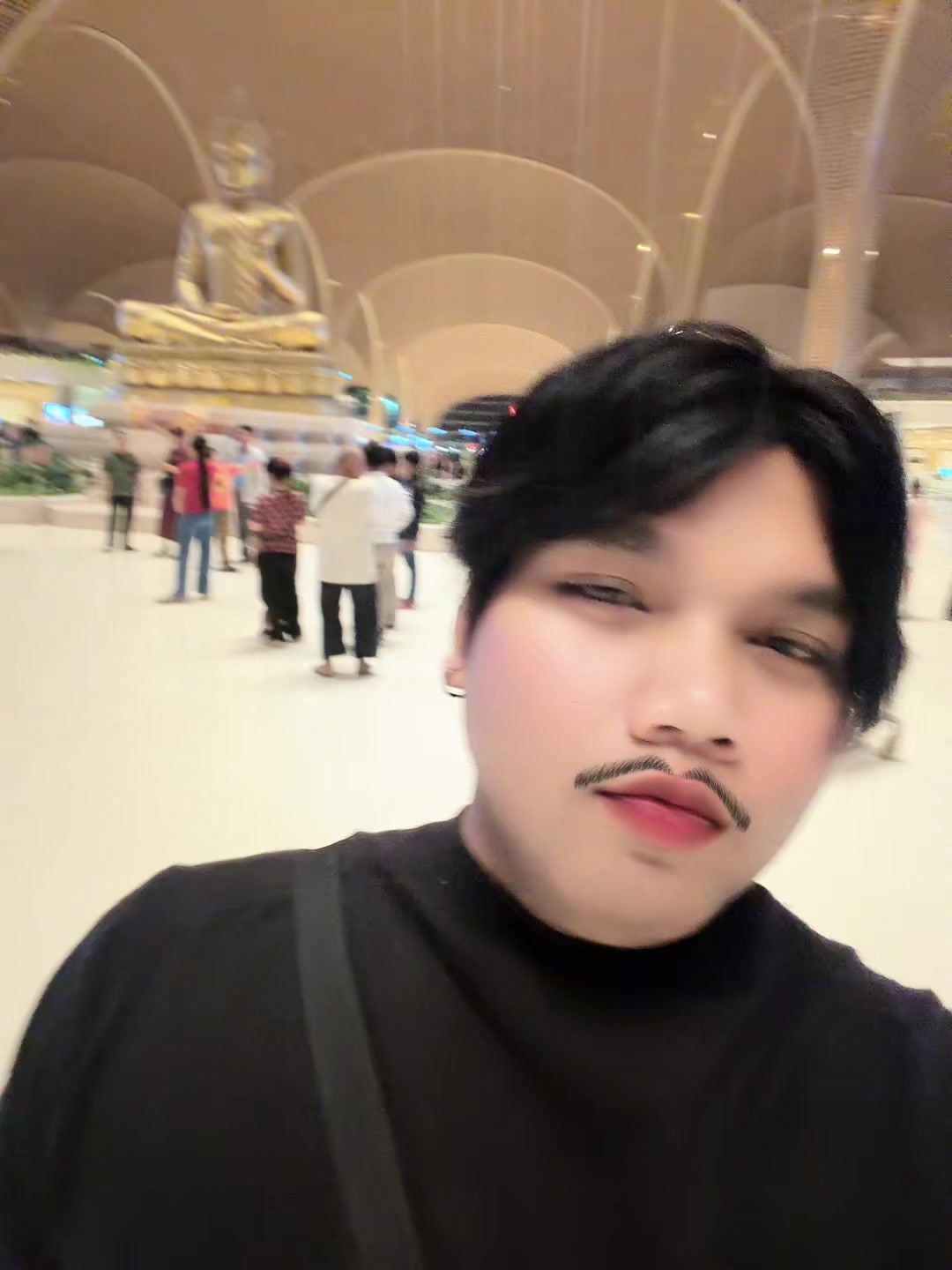 @លី ហ៊ួរ 🏳️🌈