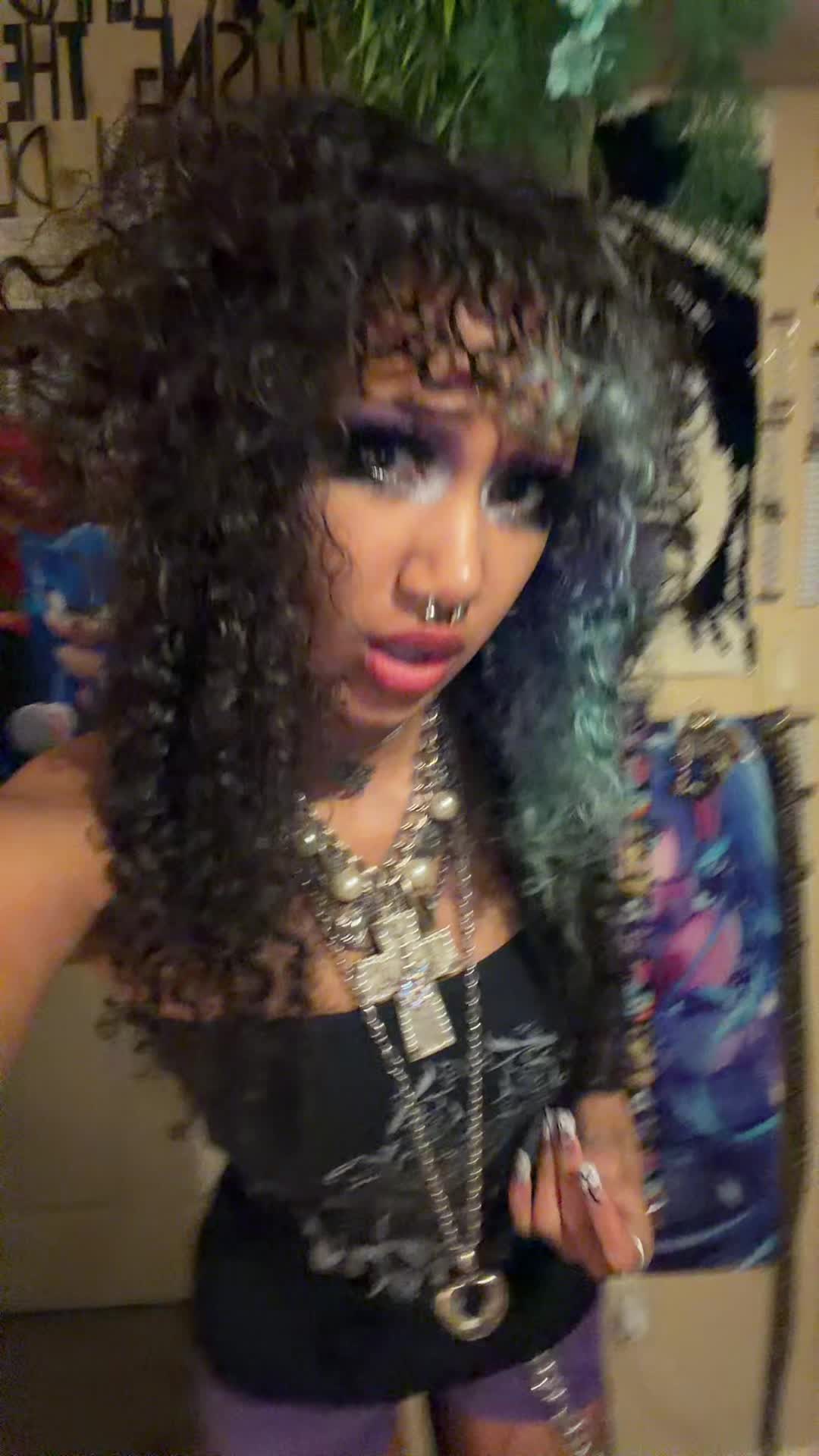 @>_<