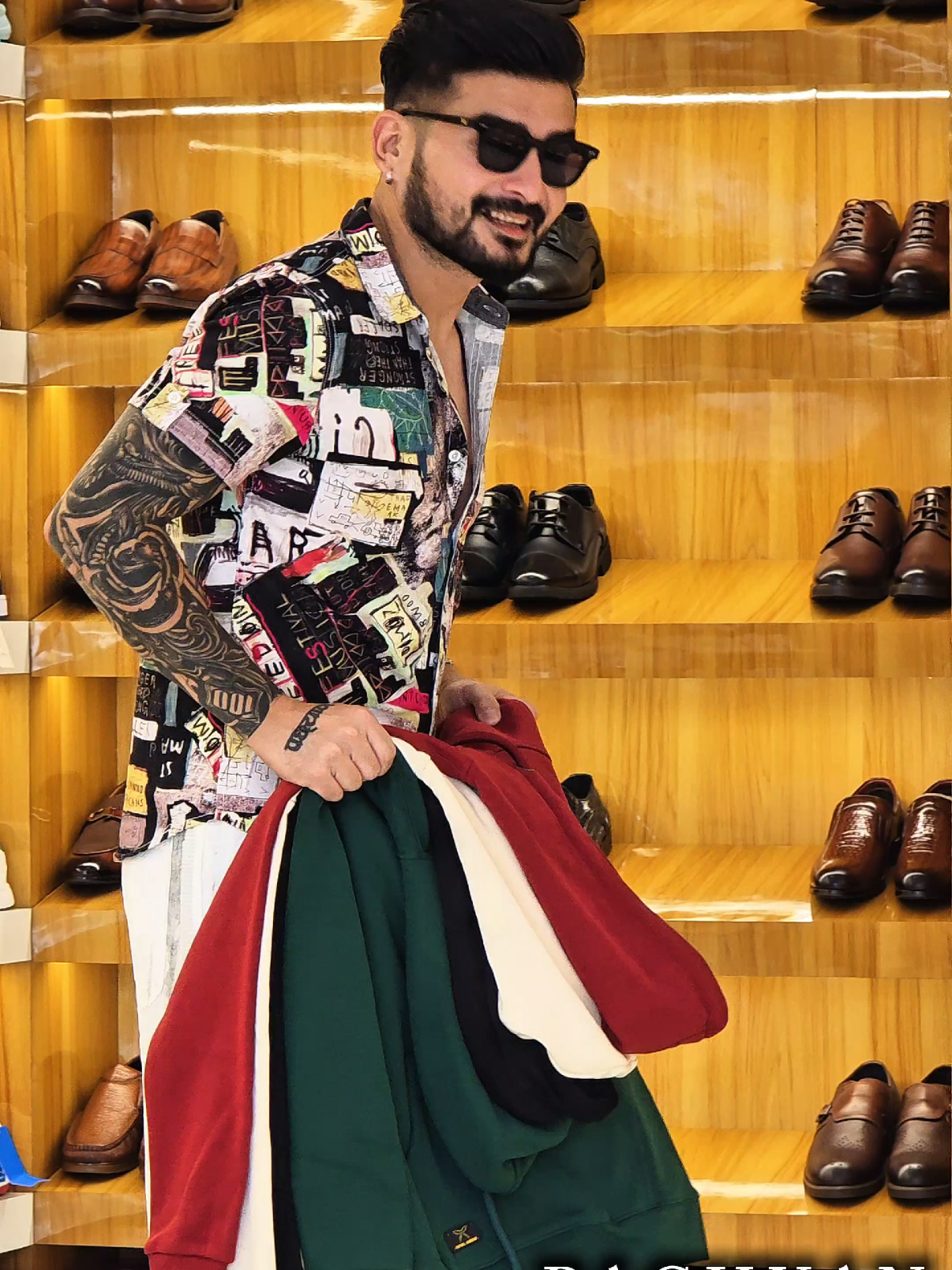 @पछ्याण wears