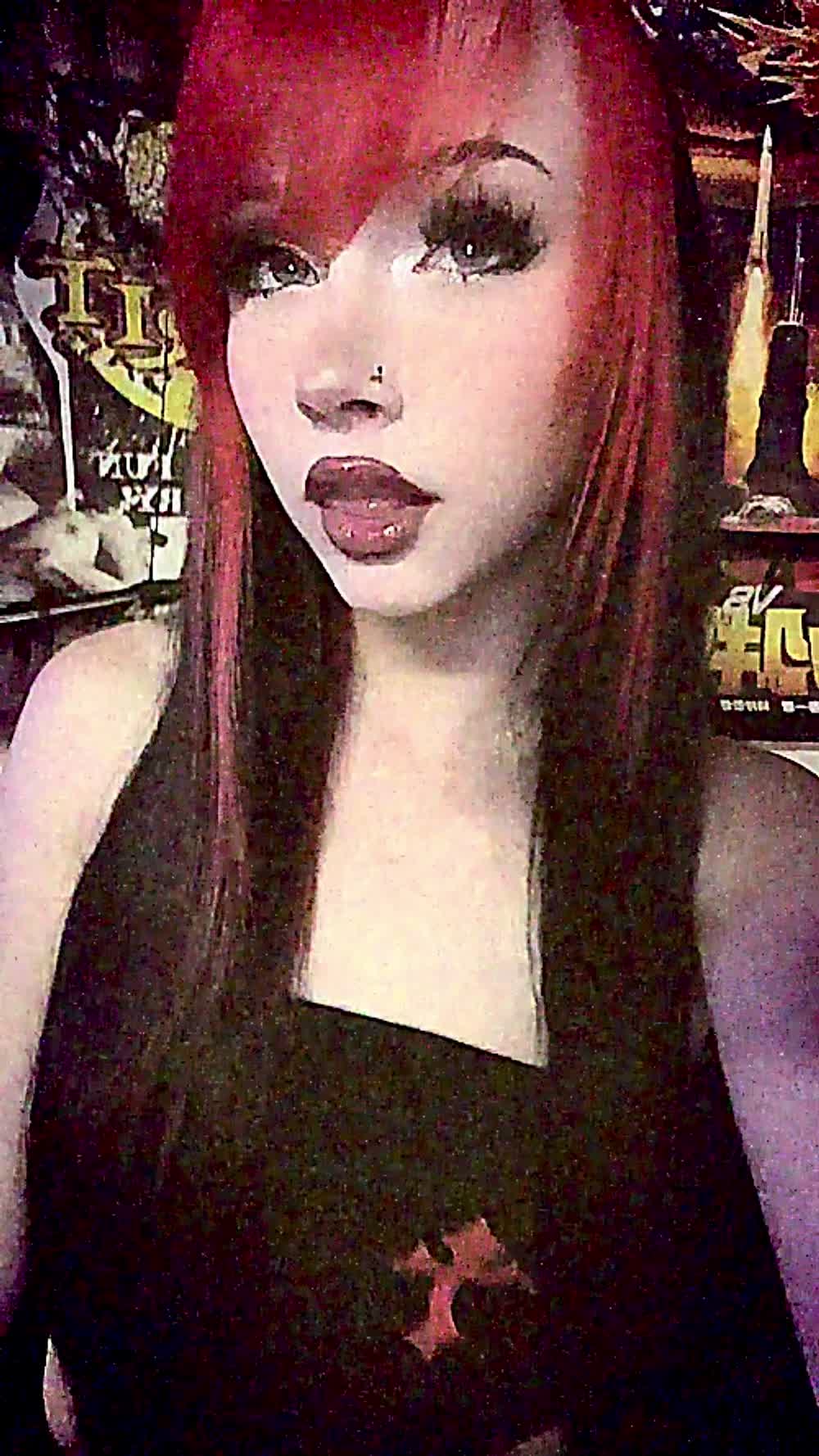 @freakshowsgirl