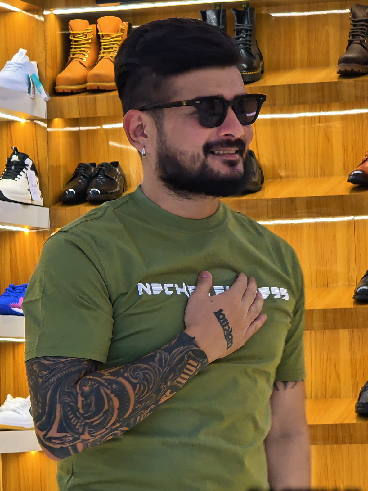 @पछ्याण wears
