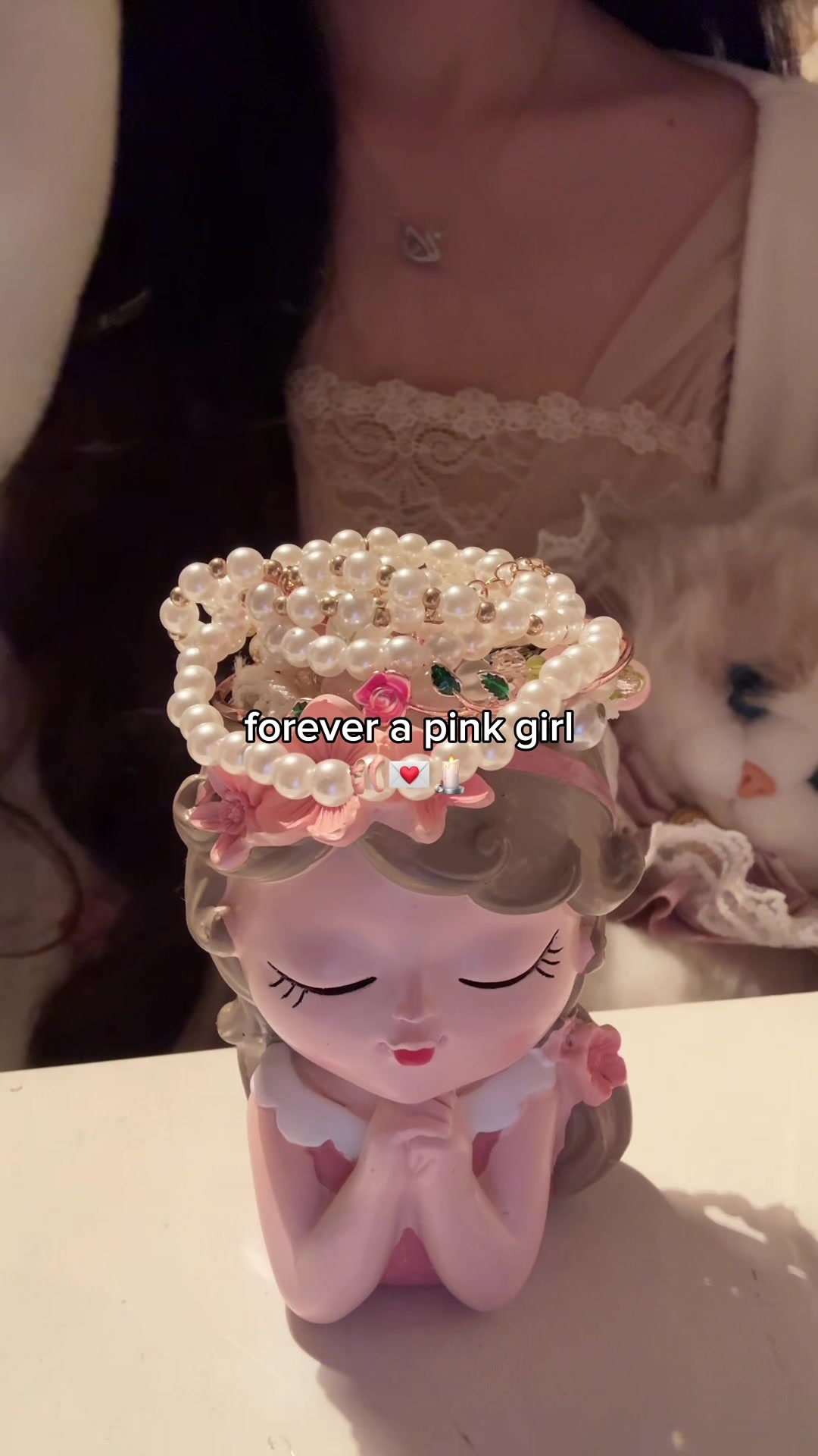 @cô bạn bàn bên