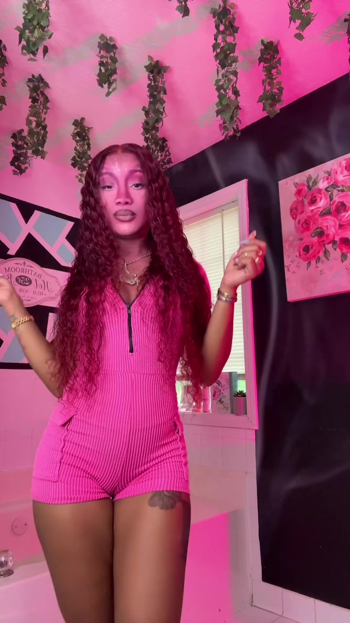 @DollQueenPinky