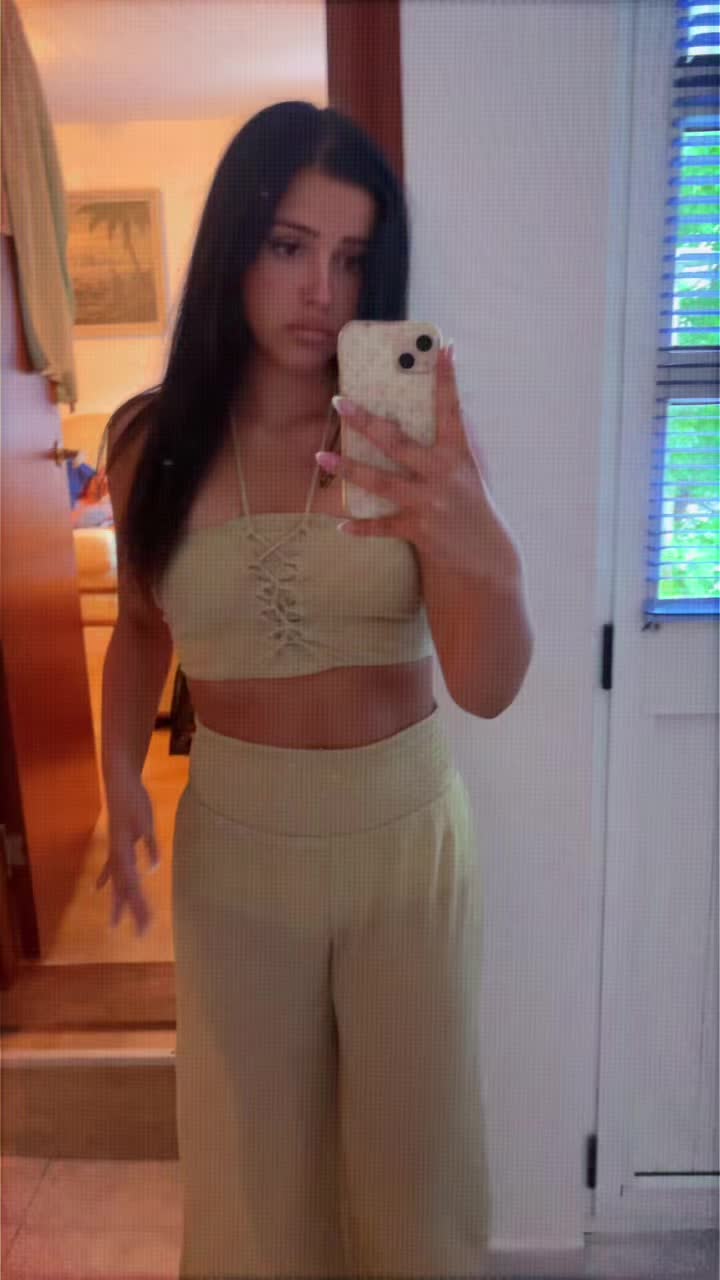 @neeveenica
