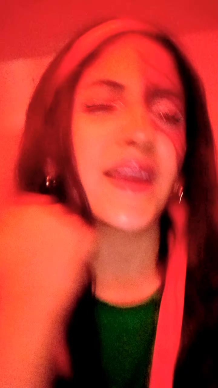 @la niña del pelo largo,