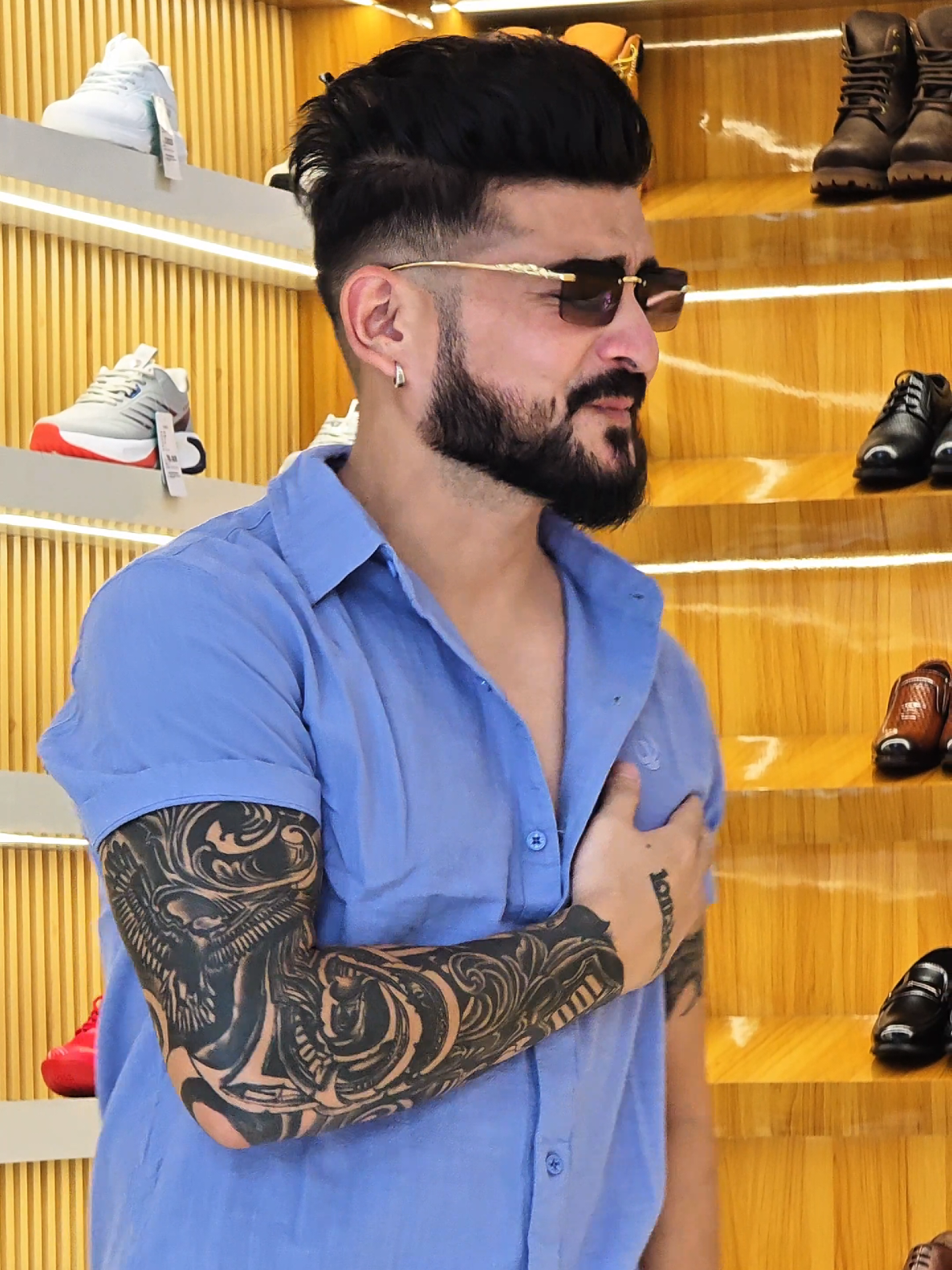 @पछ्याण wears