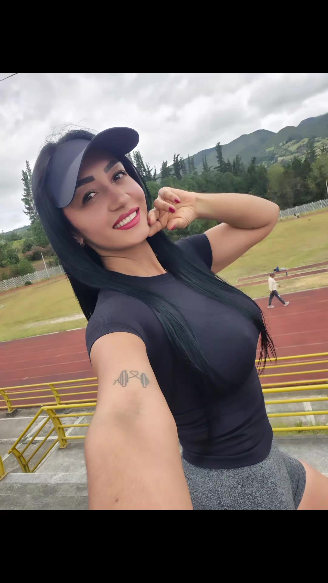 @Julie Vanesa . Te sigue