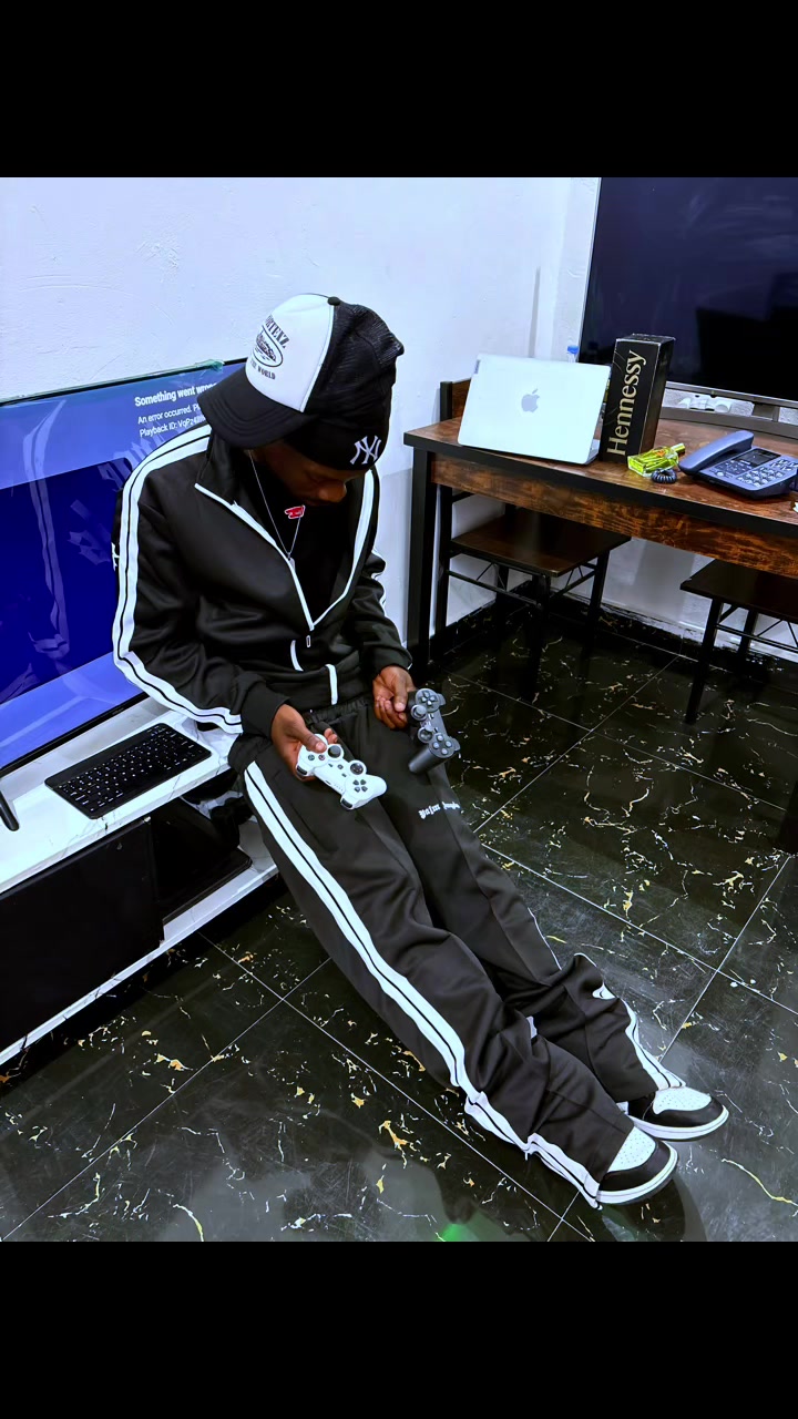 @R O Y A L T Y 🥶🫶