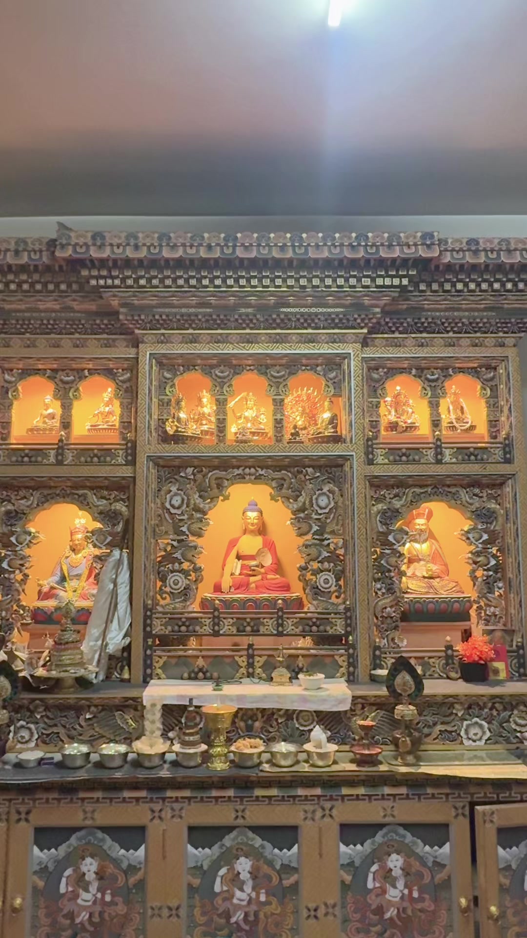 @ལྷ་འཛིན་ ལྷ་མོ།༄༅