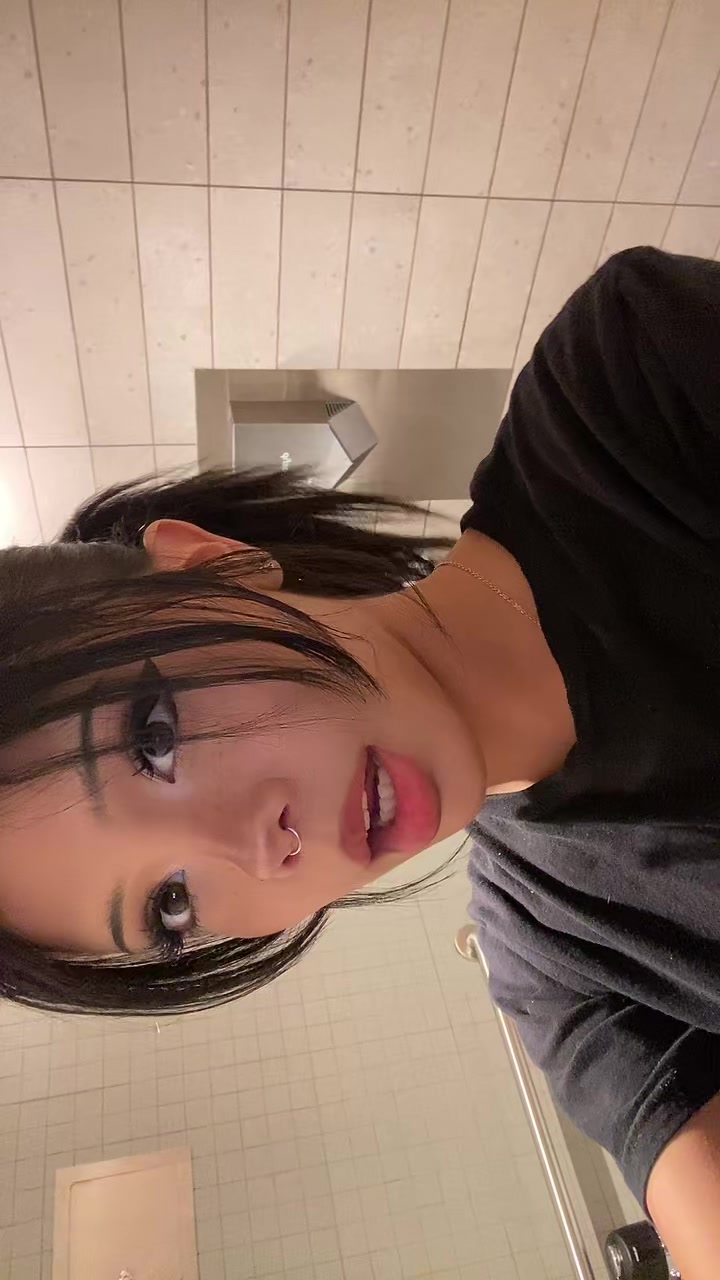 @>.<