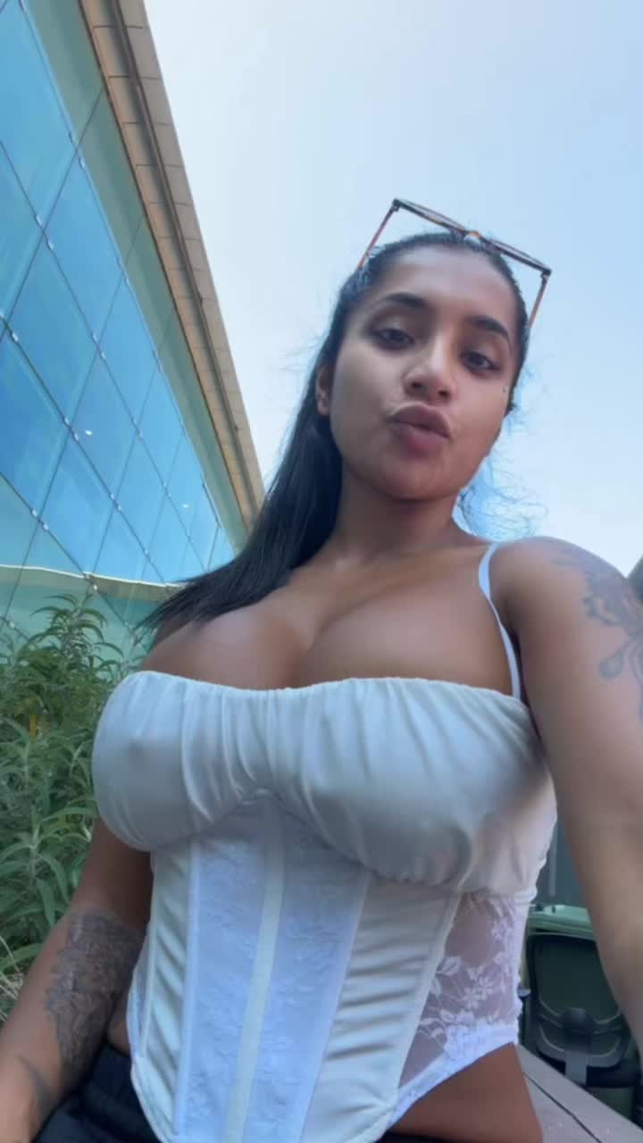 @Yasmina Khan🦋