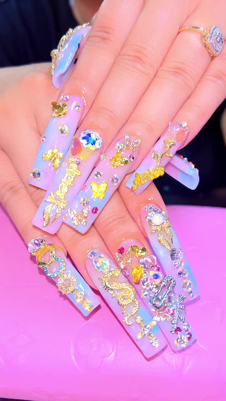 @MiMi 🎨🦋👑🦄