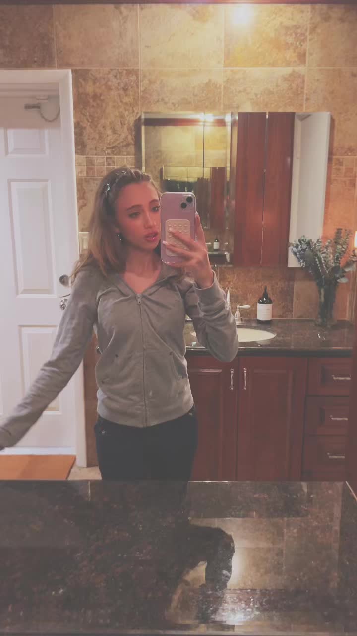 @𝐸𝓈𝓉𝒽𝑒𝓇 𝐹𝓇𝒶𝓎𝒹𝒶 🧁