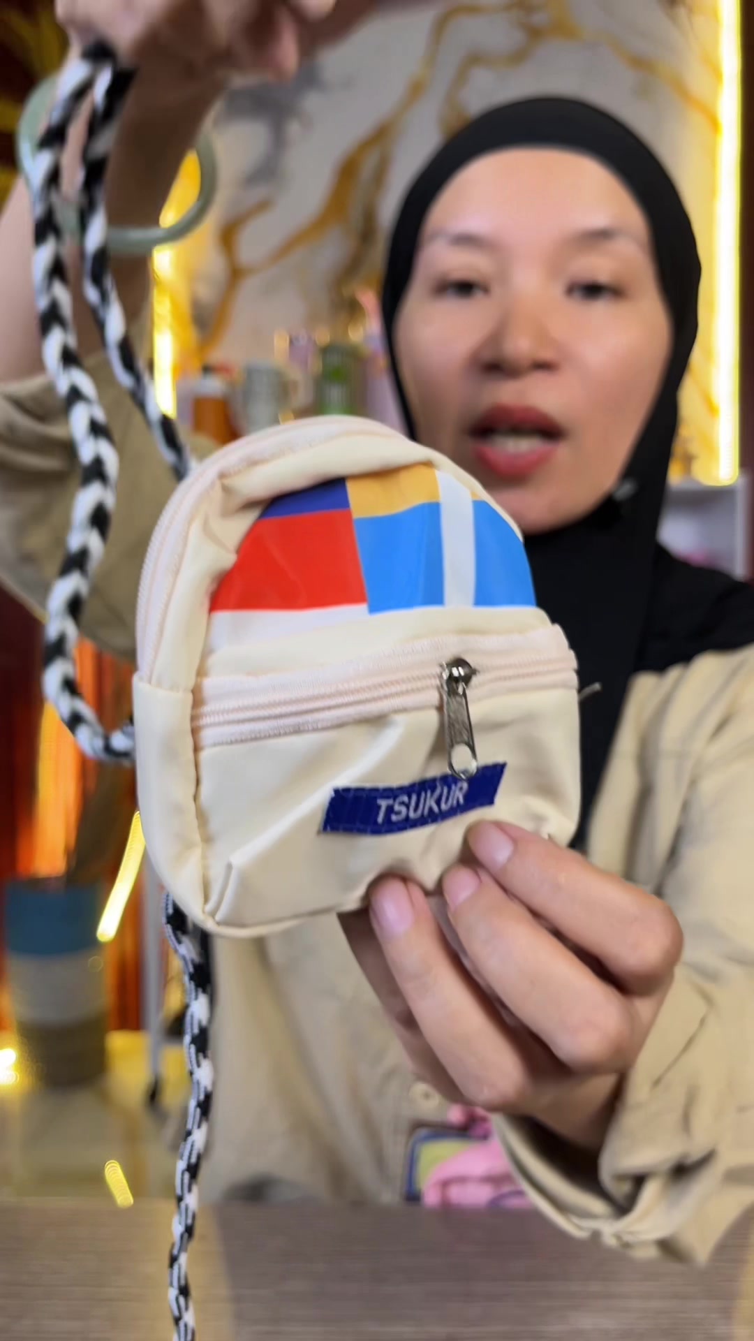 @LELI si paling TAS dan SANDAL