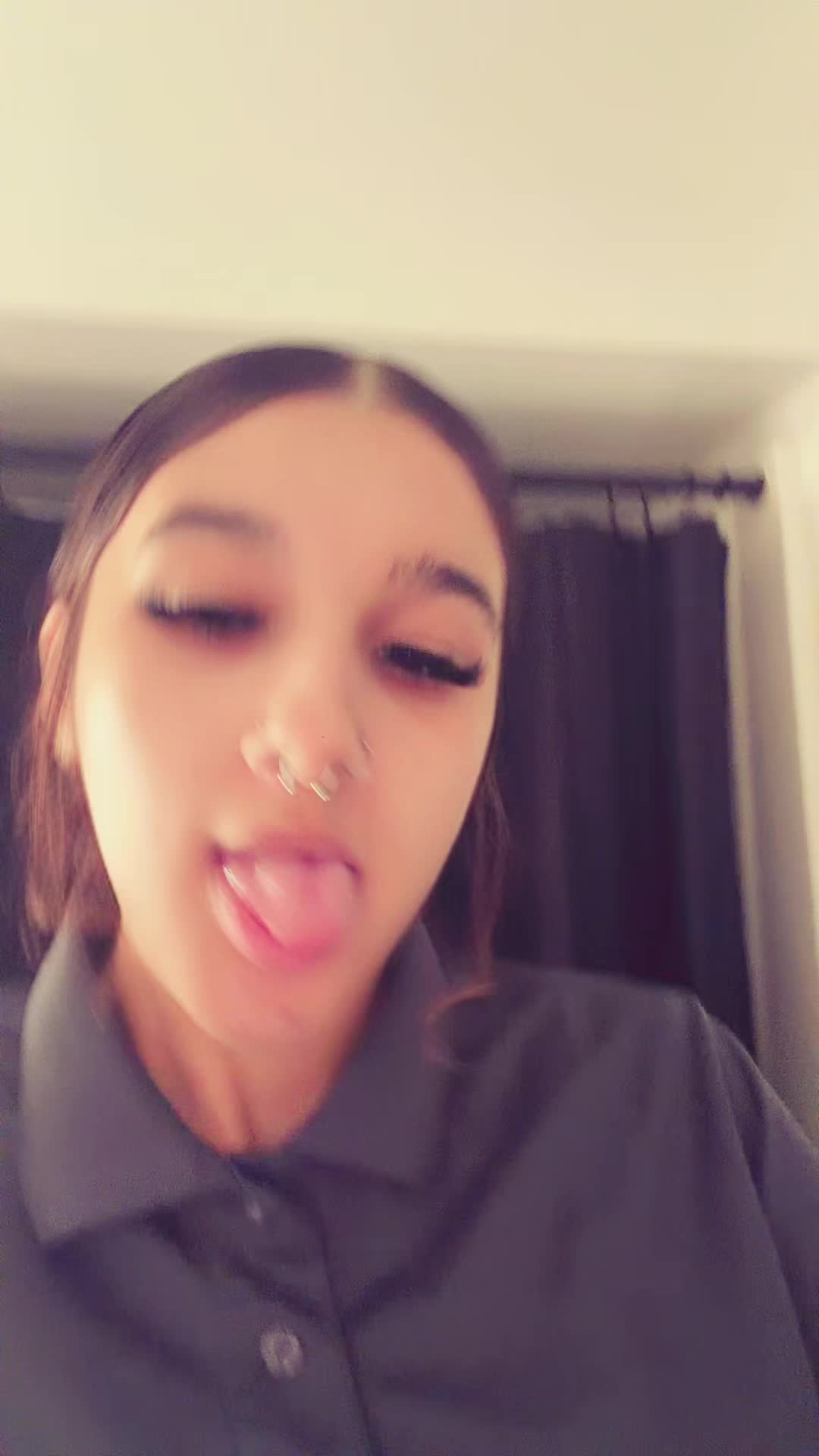 @👩🏽&zwj;❤️&zwj;💋&zwj;👨🏽