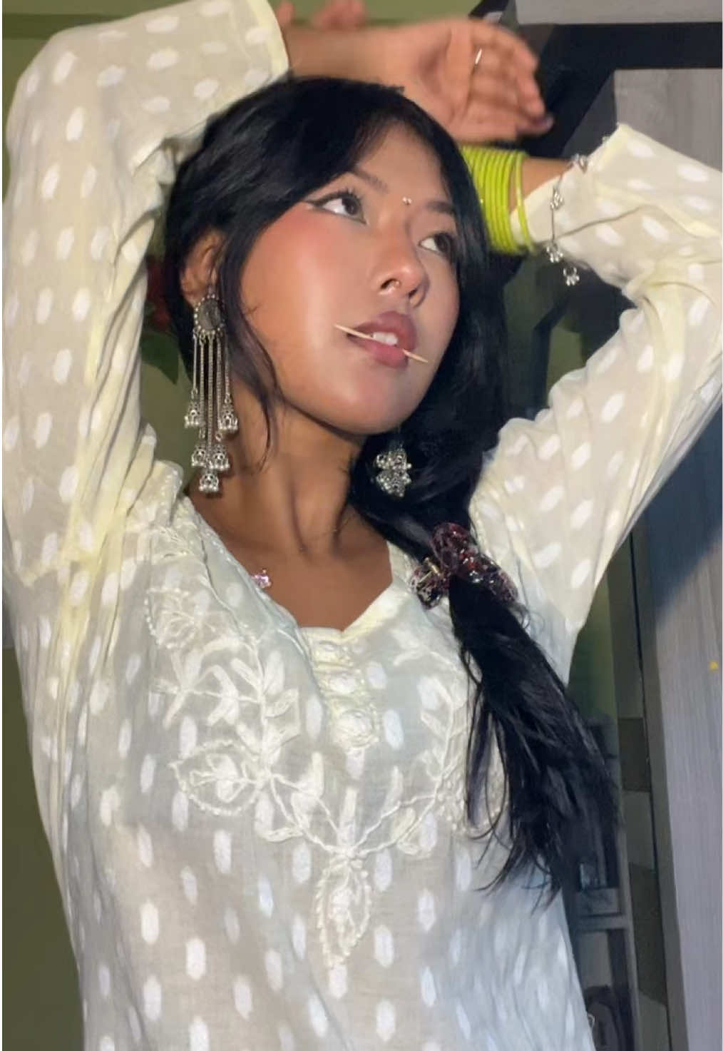 @•