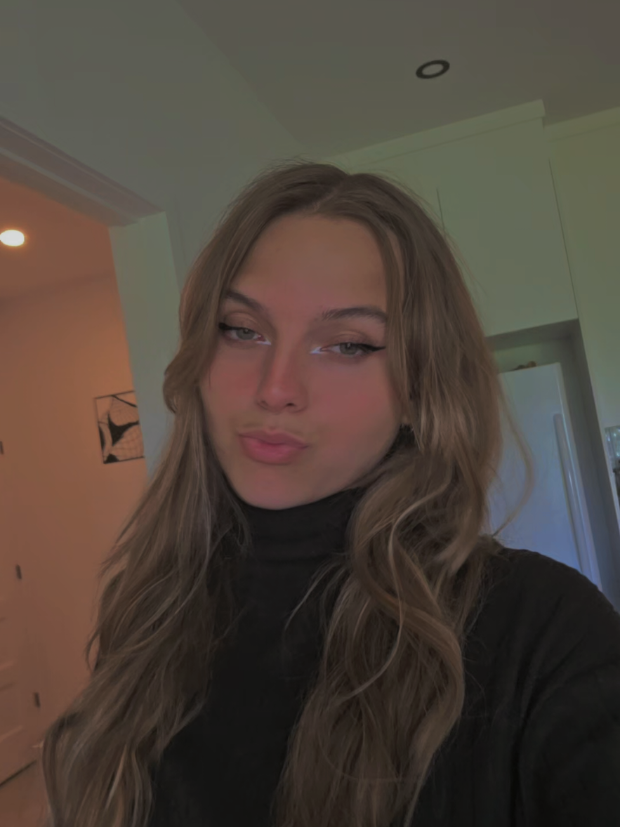 @Héléna🖤