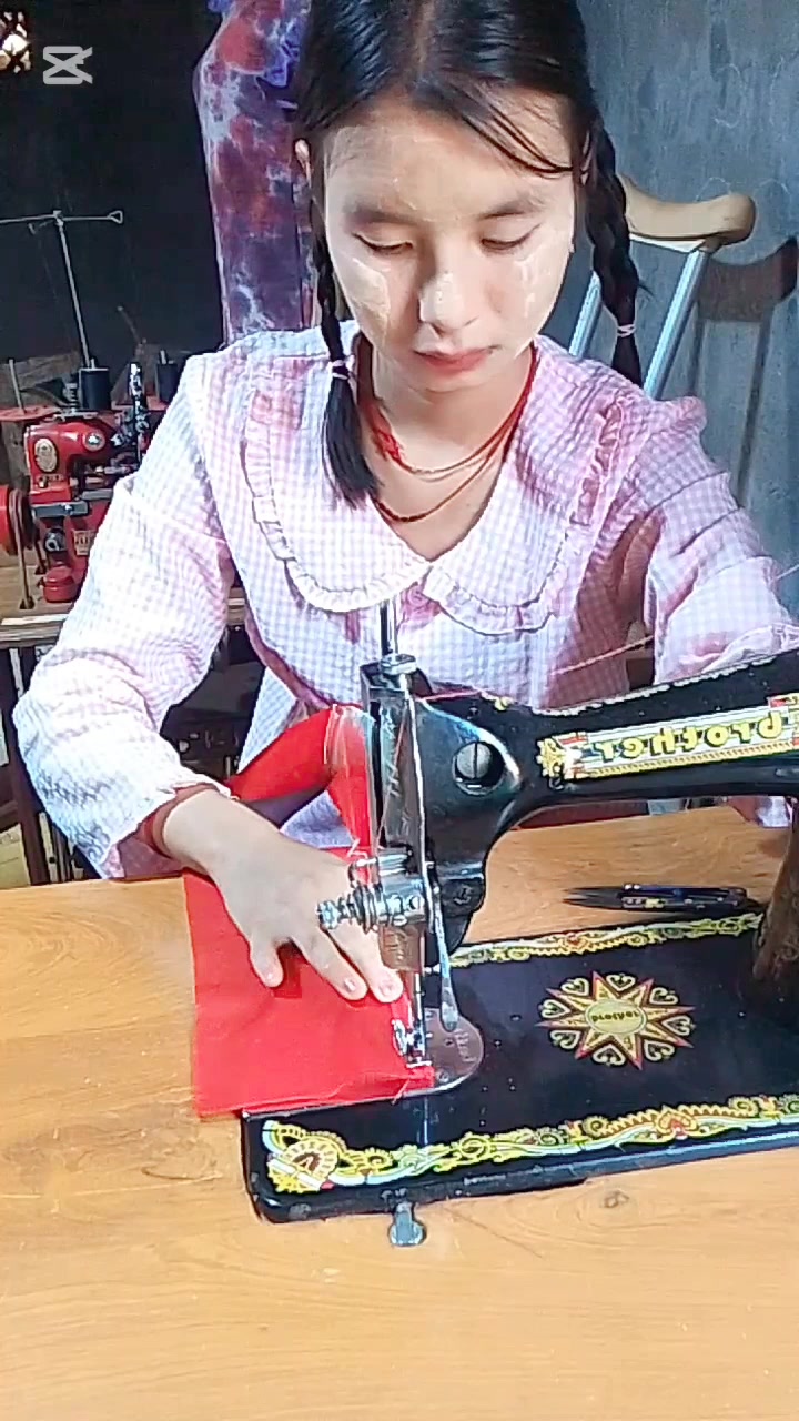 @🪡🧵စက်ချုပ်သူလေး👚[Tailor ]