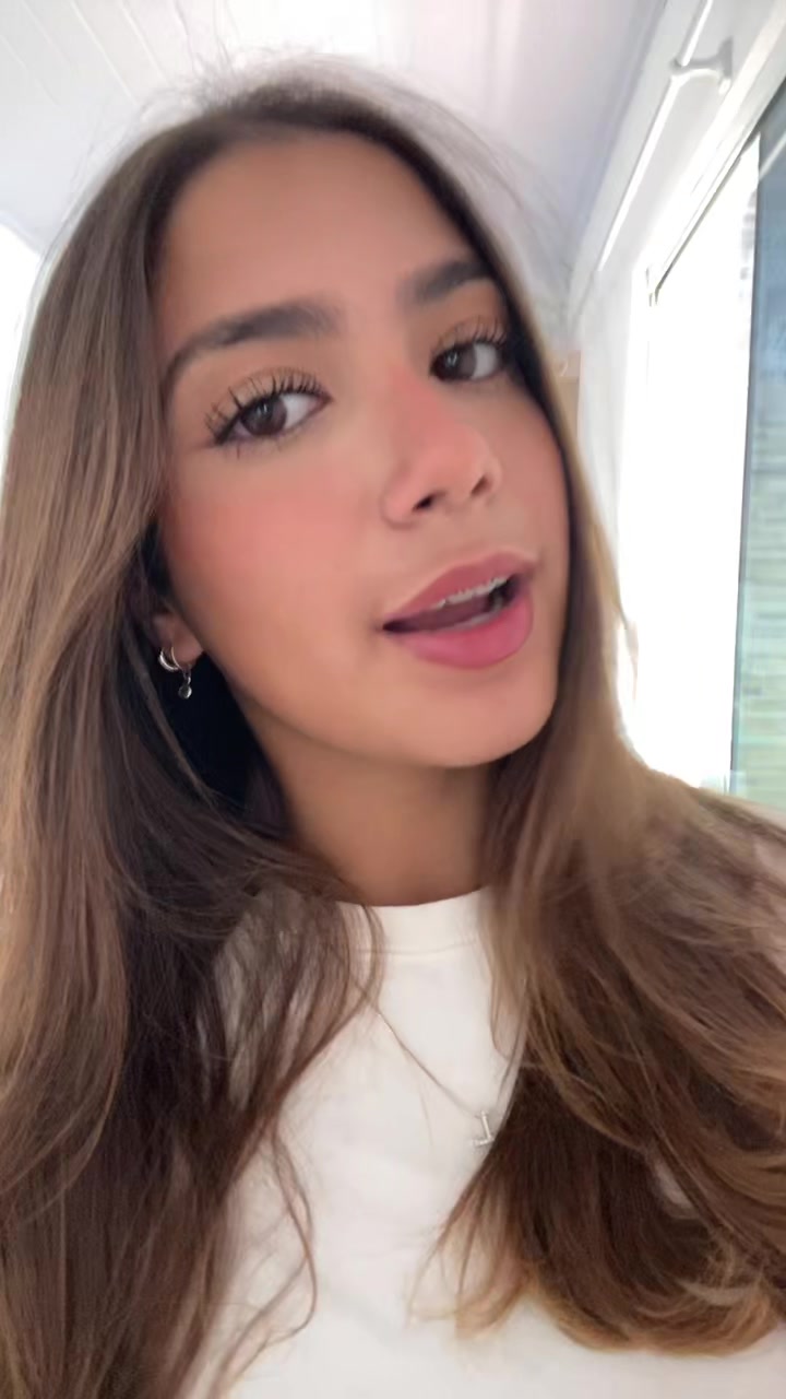 @liviaareiss_