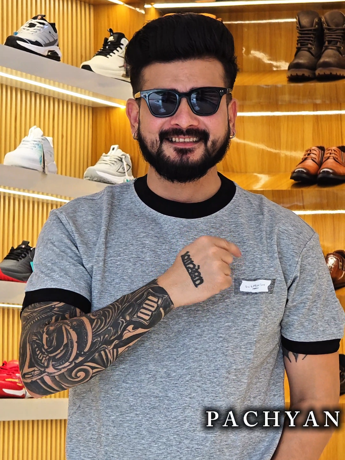 @पछ्याण wears