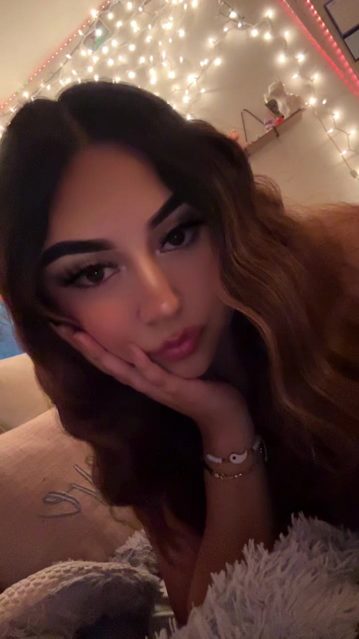 @Vaniafloresシ