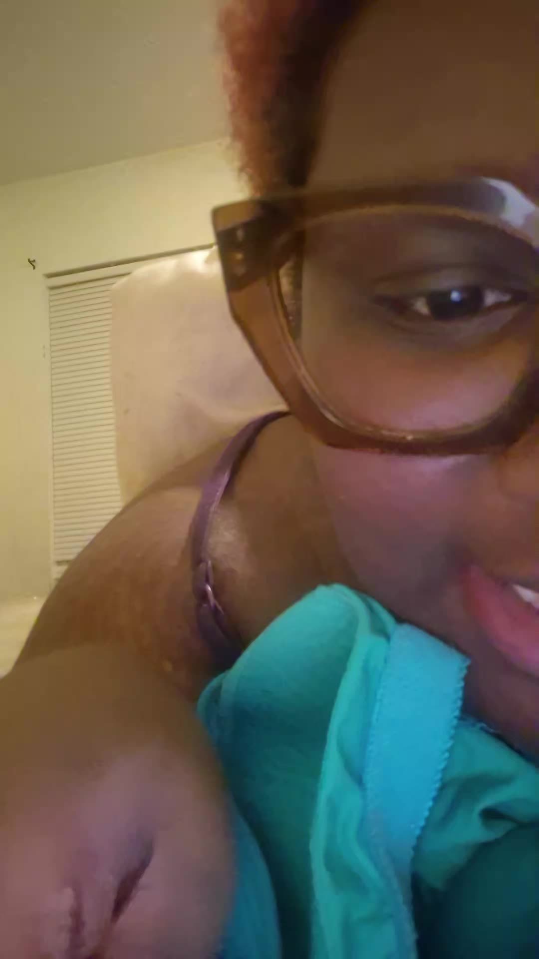 @blackgirlutena (LESBIAN APOCO)