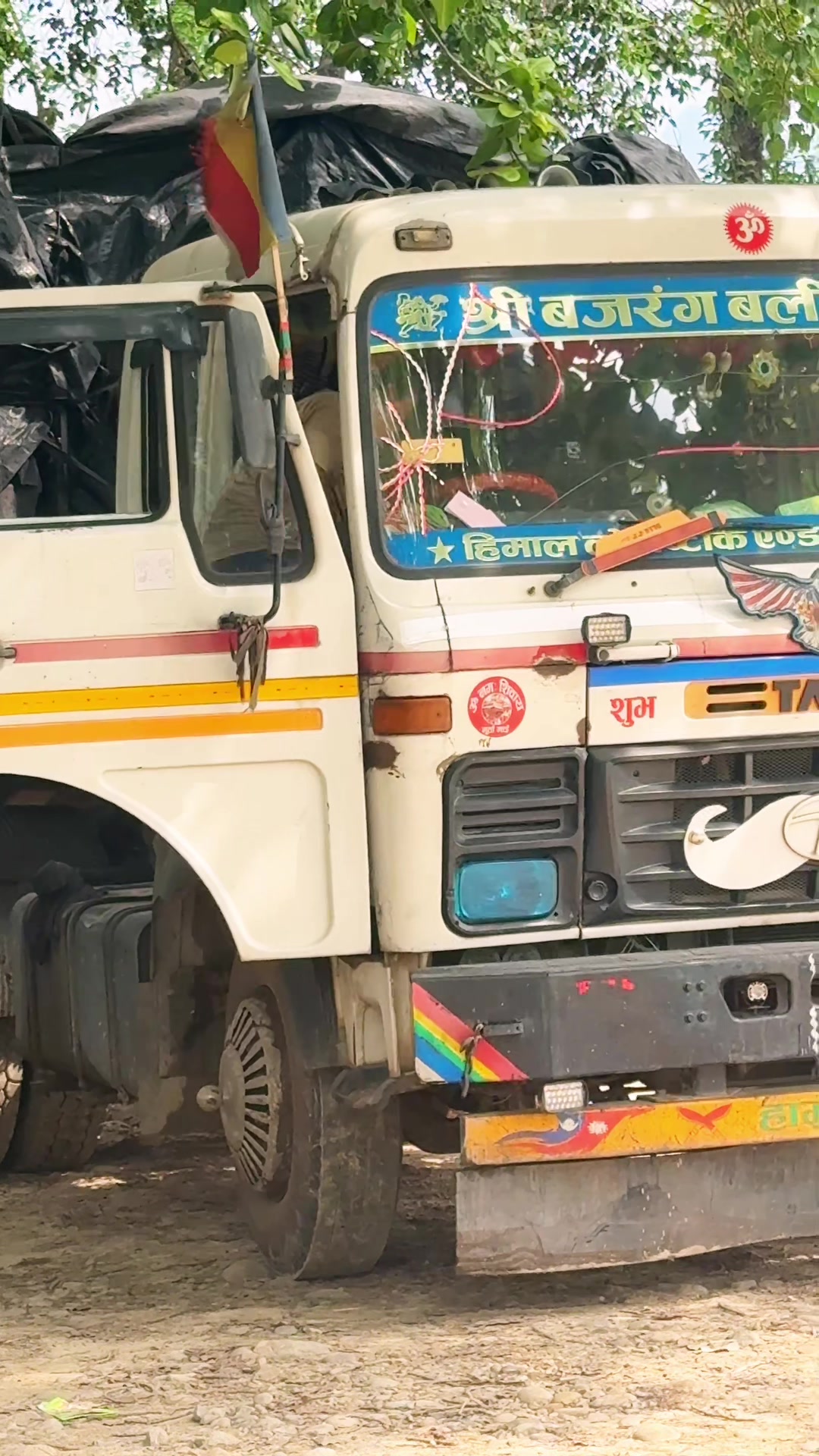 @गुडिरहेका टिपर र ट्रक