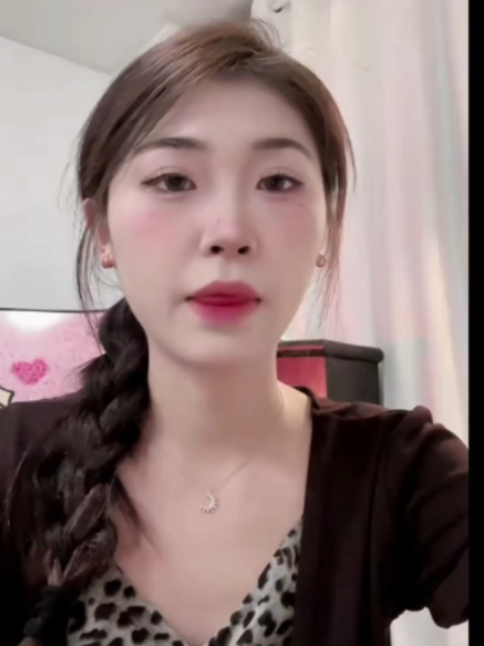 @奶奶的茶美女 (Nai Nai De Cha)