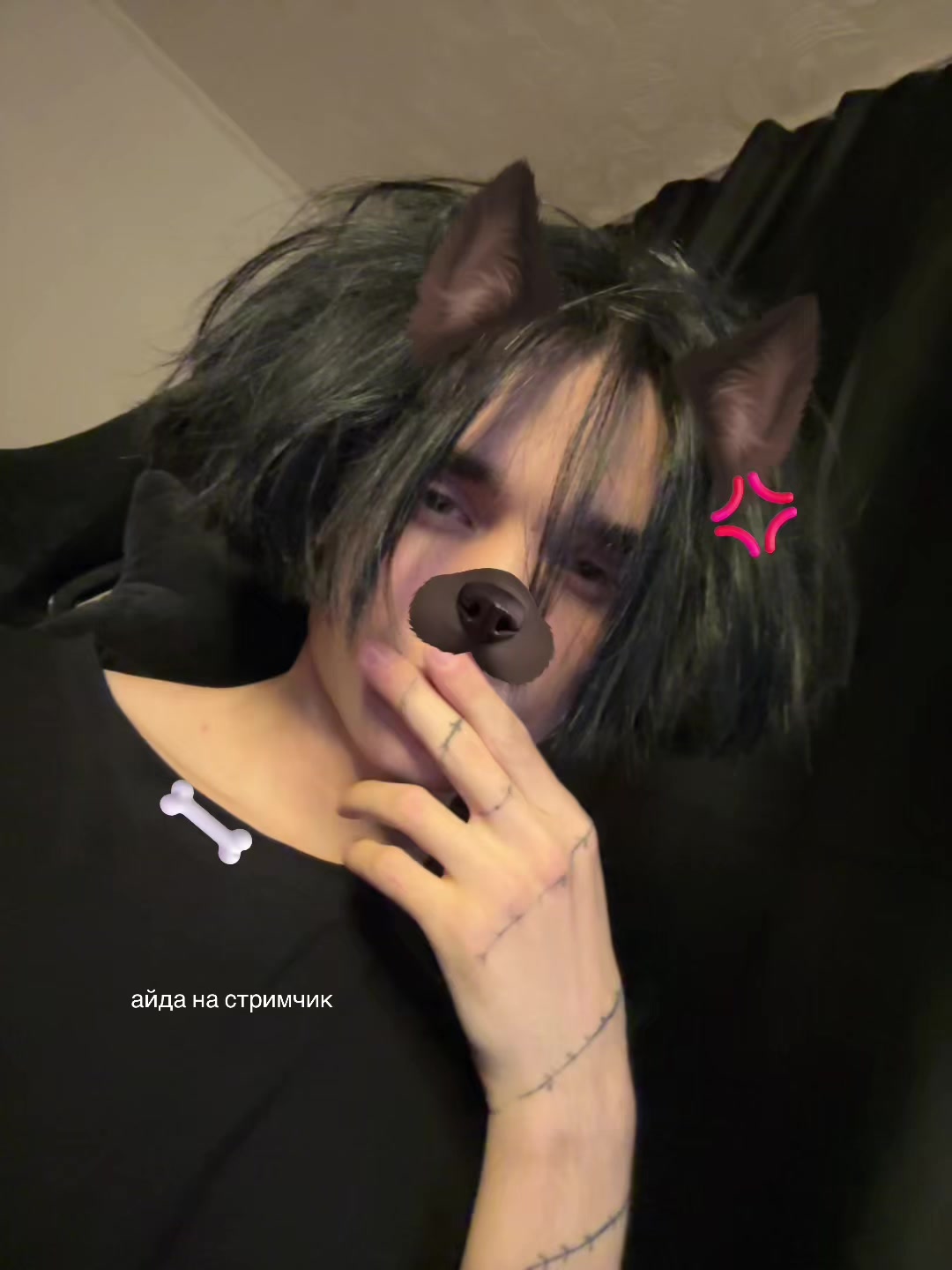 @>.<