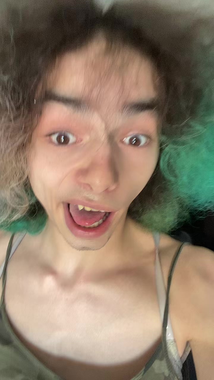 @shes_licking_thewall