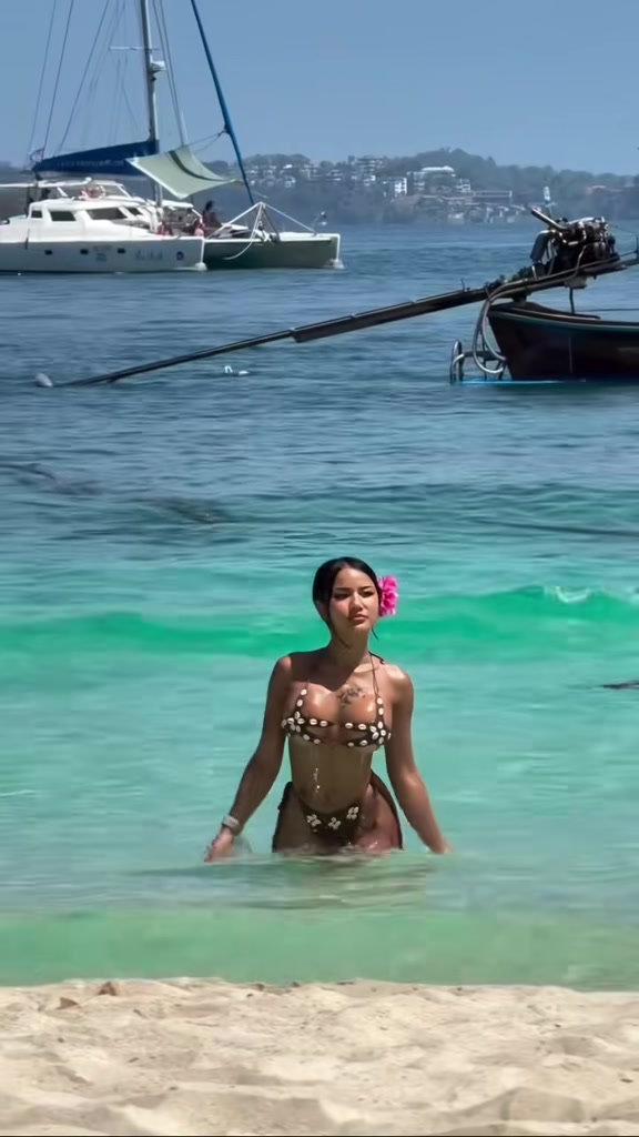 @Tropicwavegirls
