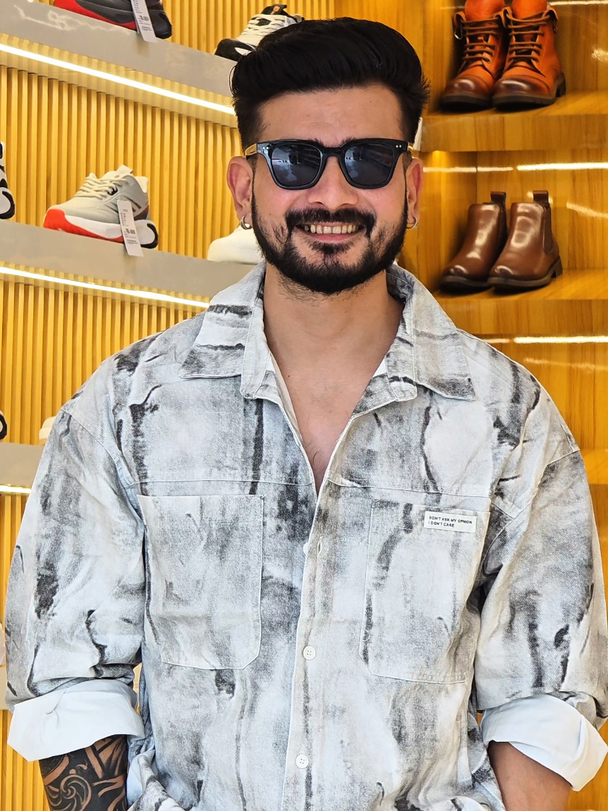 @पछ्याण wears