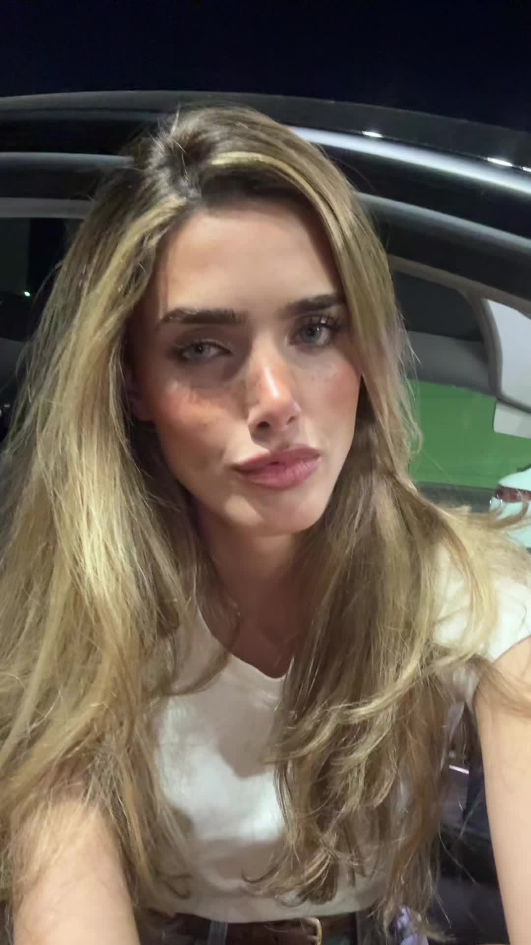 @Adora