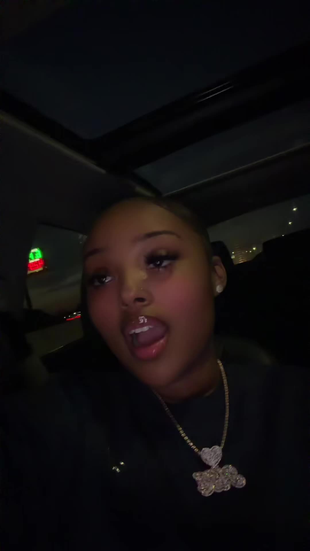 @Ari Wright | Hairstylist