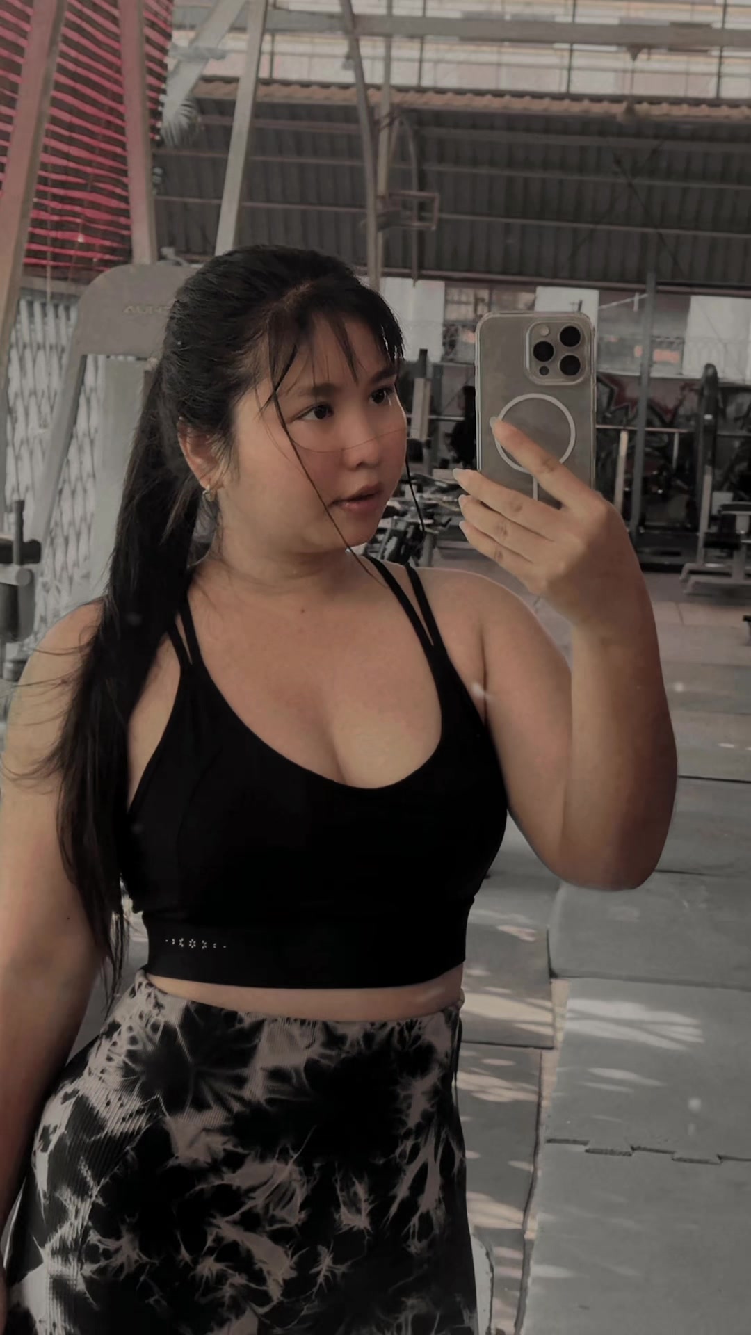 @Shwe Yie ♒️(ခေတ်ဆန်းယဉ် 👗🧵)