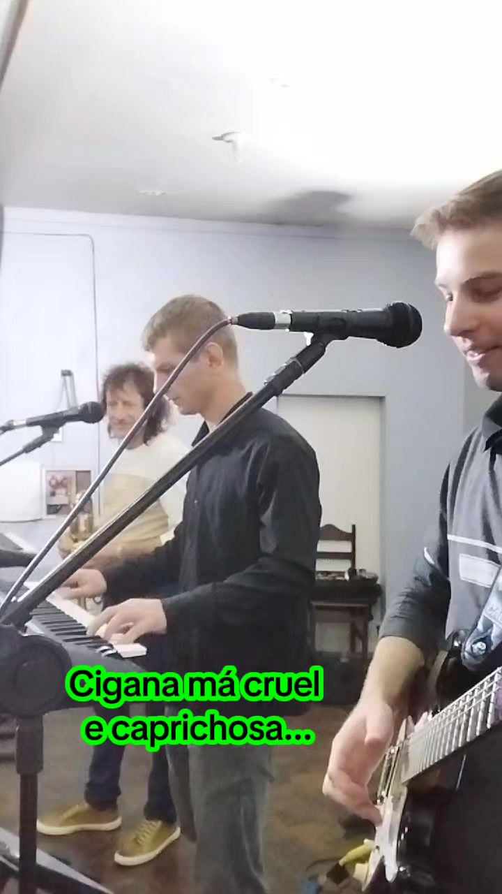 @Tr&ecirc;s Hermanos